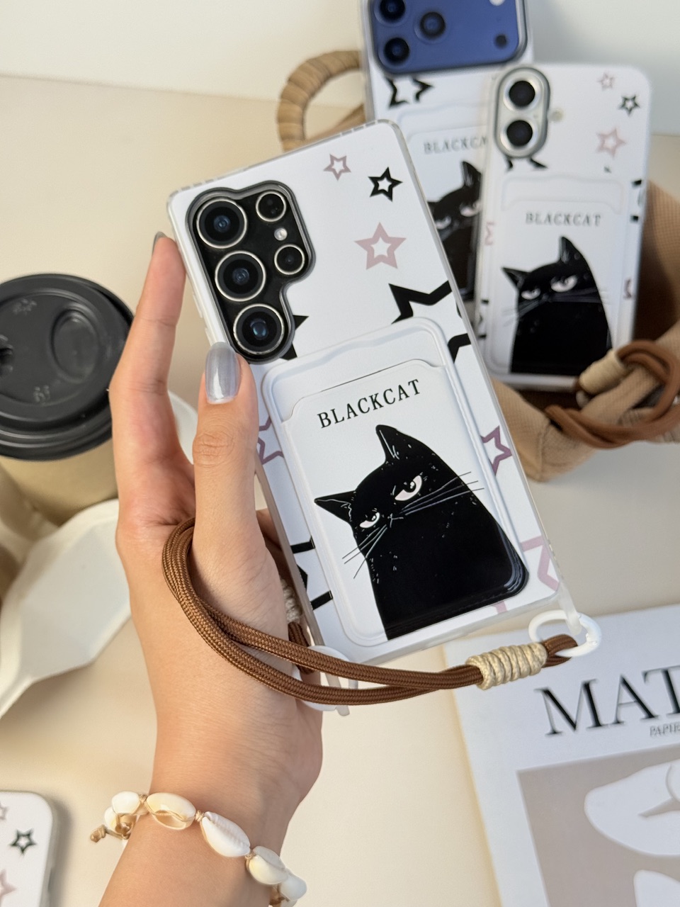 قاب گوشی مدل black cat /گربه سیاه جاکارتی دار با بند دو قلاب مناسب آیفون و سامسونگ
