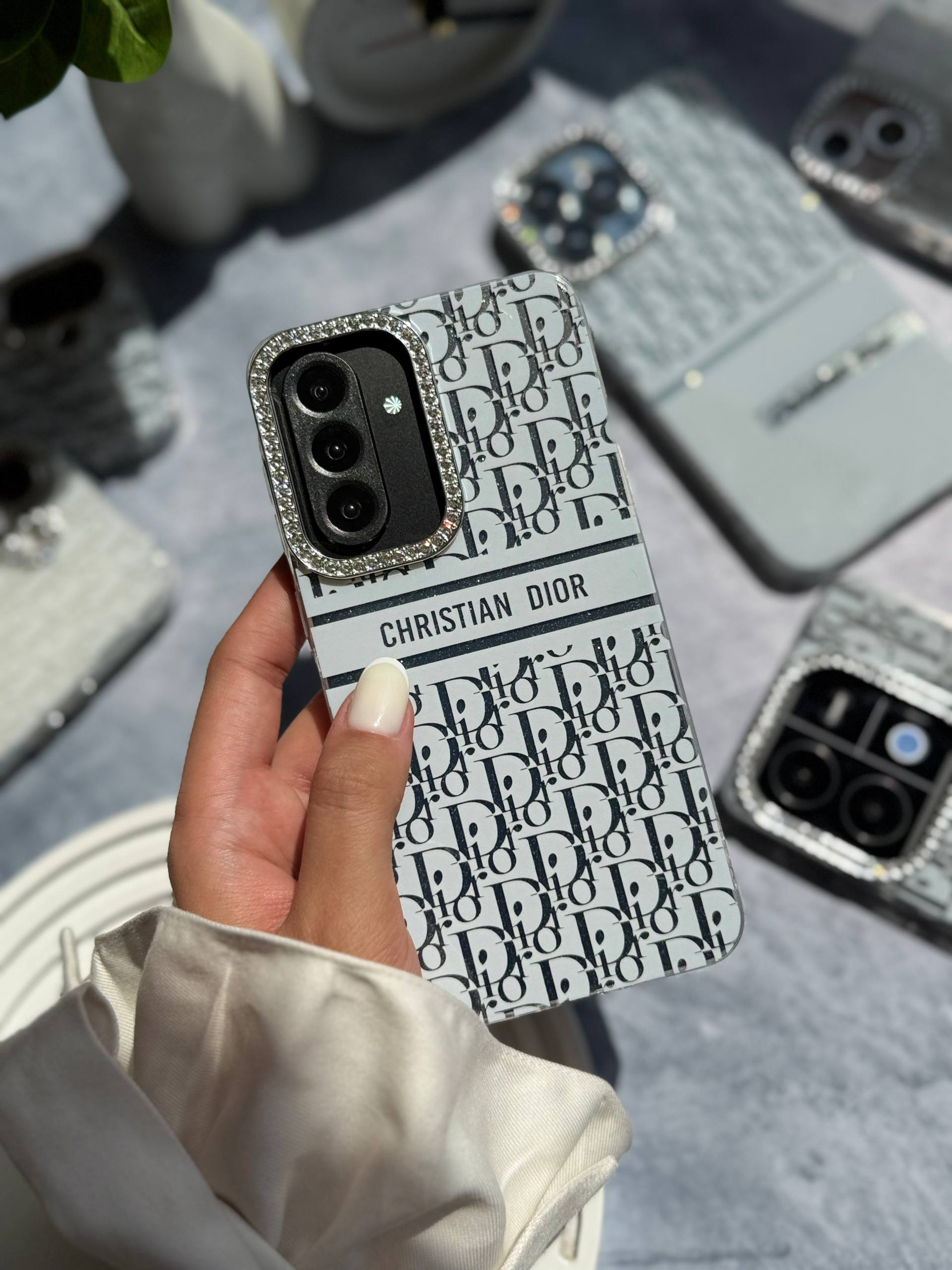 قاب گوشی White Christian Dior دور لنز نگین مناسب سامسونگ و شیائومی