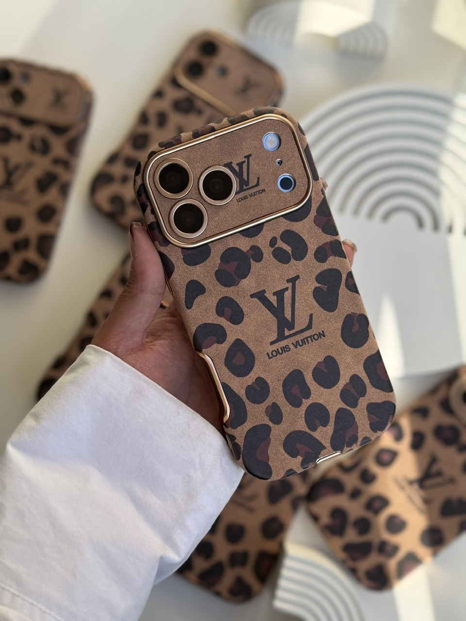 قاب گوشی مدل Louis Vuitton طرح Leopard Golden مناسب آیفون